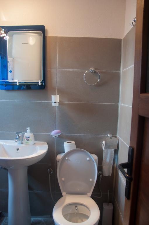 Aste Guesthouse Tropoje Bilik gambar