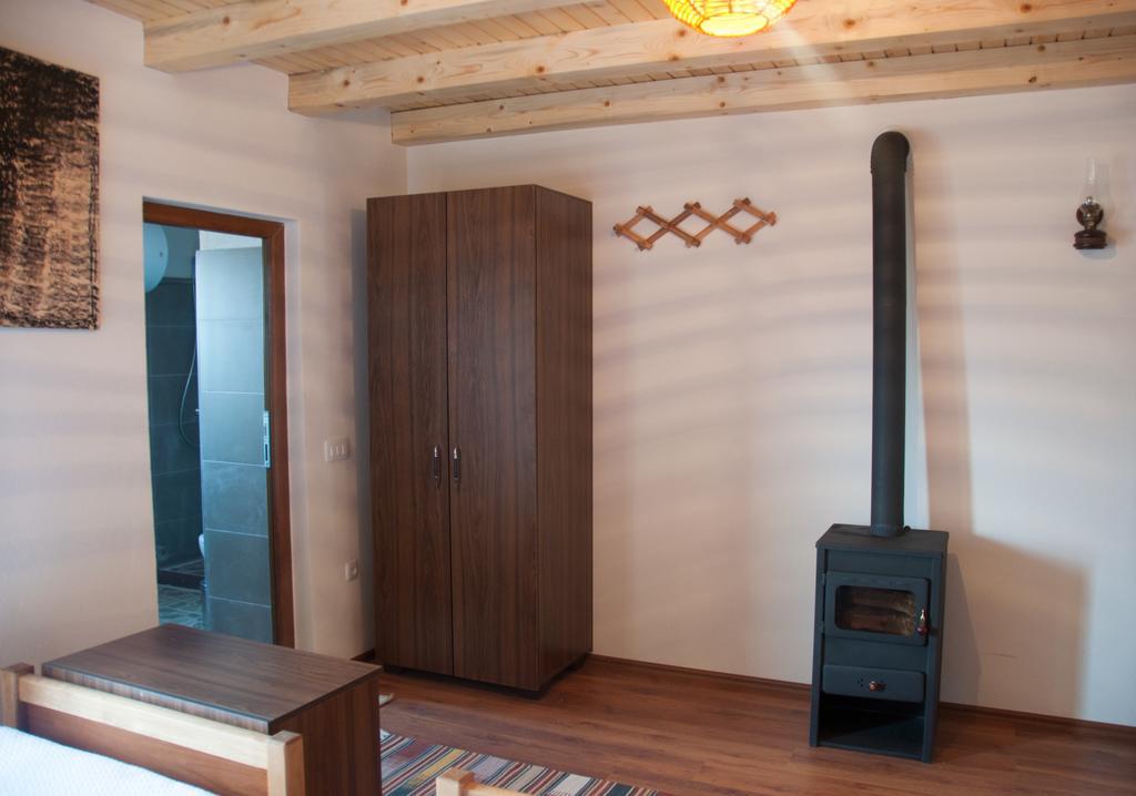 Aste Guesthouse Tropoje Bilik gambar