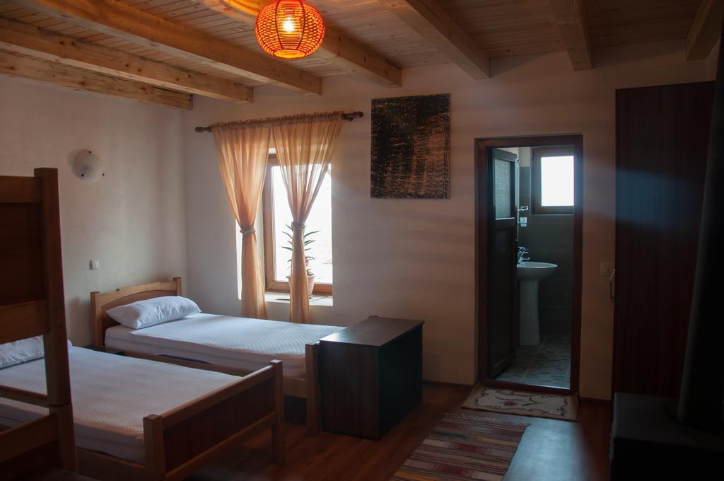 Aste Guesthouse Tropoje Bilik gambar